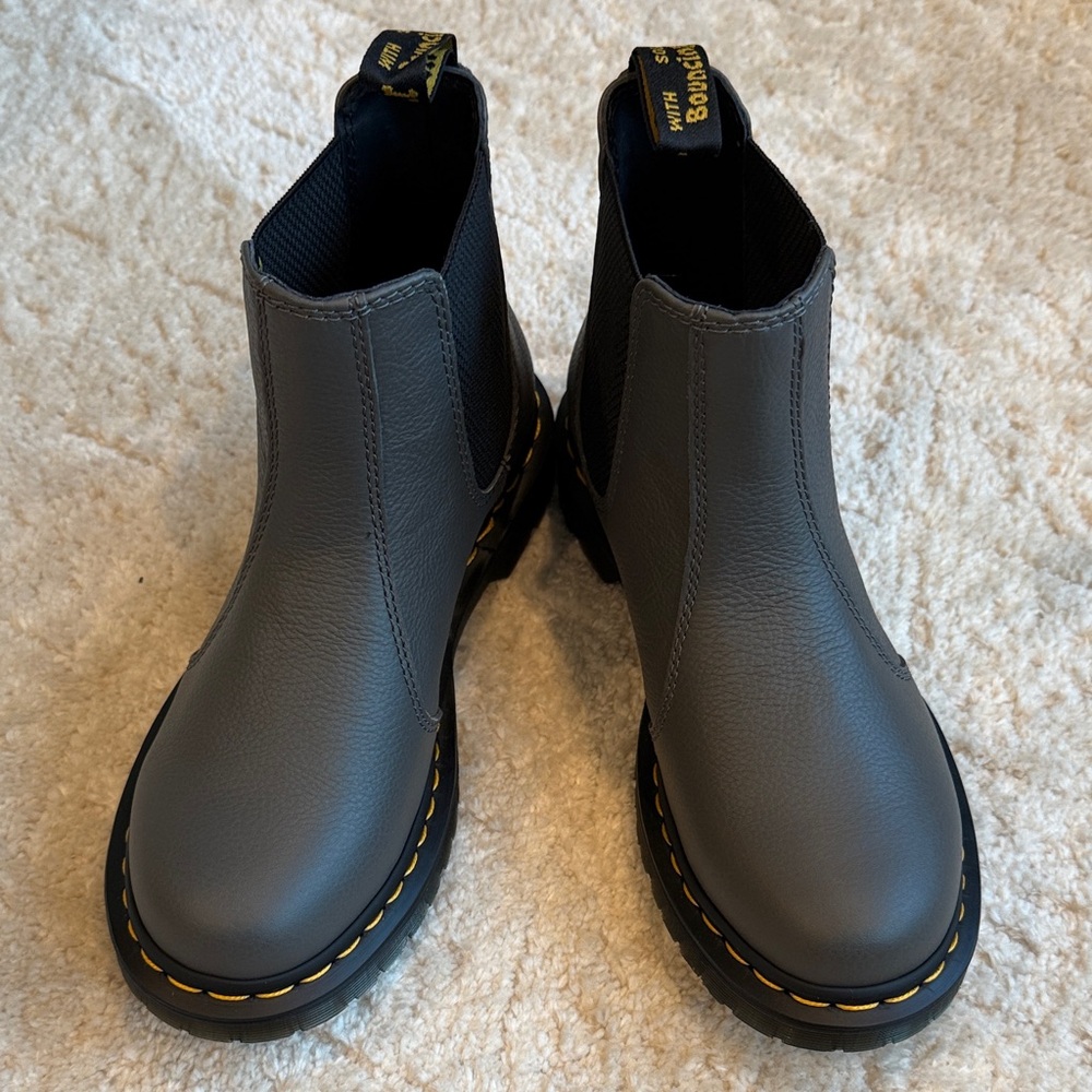 DR. MARTENS 2976 WOMEN'S SMOOTH LEATHER CHELSEA BOOTS